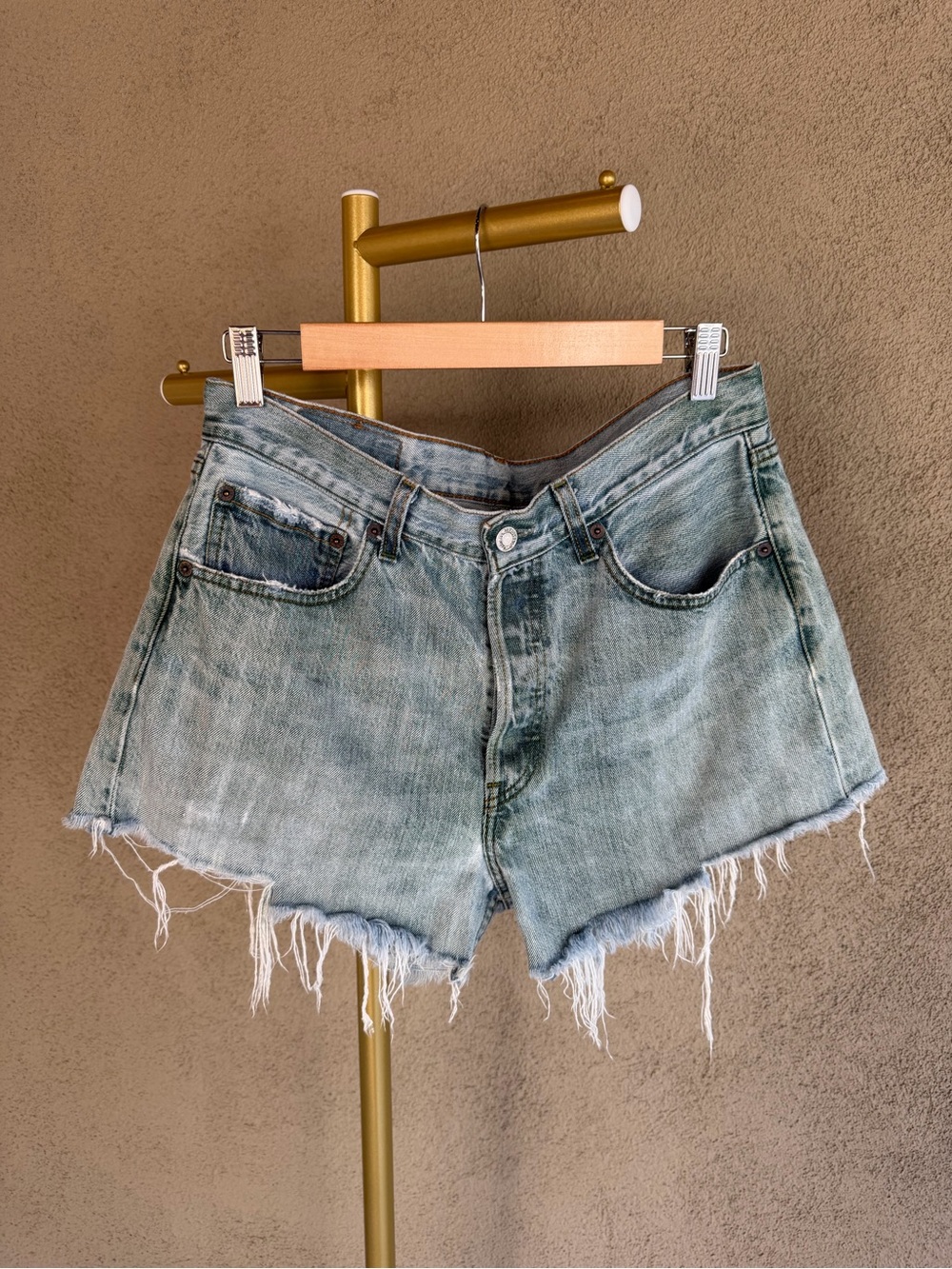 Levi’s 501 Light Wash Distressed Cutoff Denim Jean Shorts W32